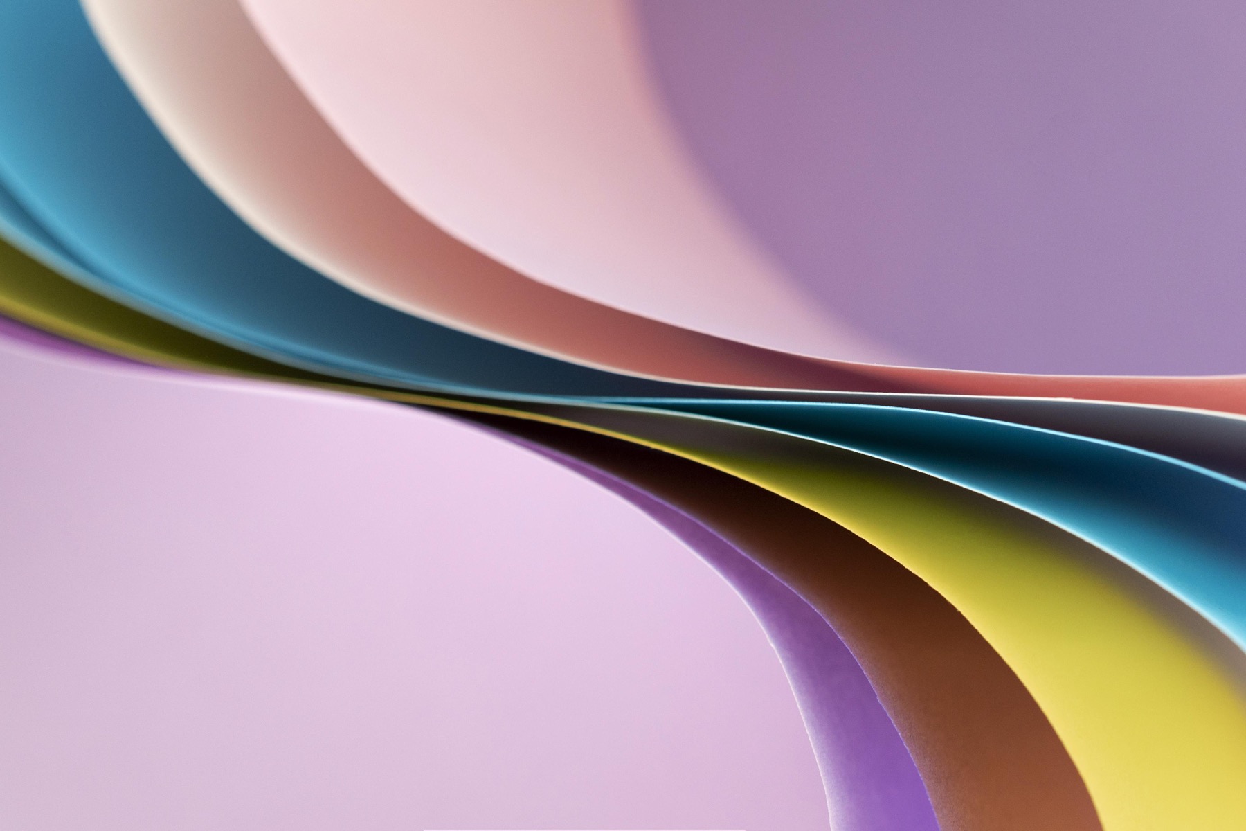 Fogli colorati curvati che mostrano flessibilità e sovrapposizione