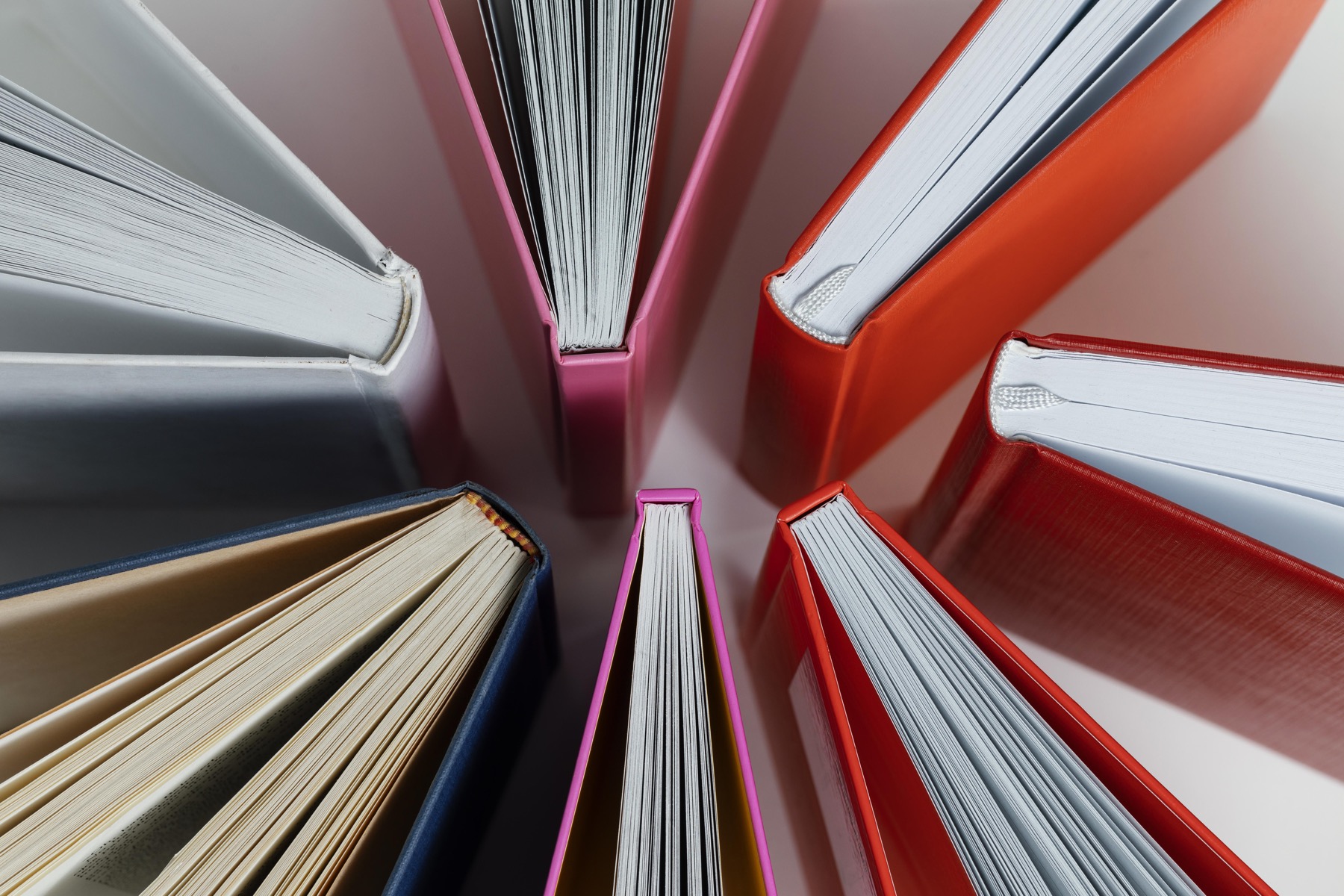 Dettaglio dei dorsi e delle rilegature di libri colorati