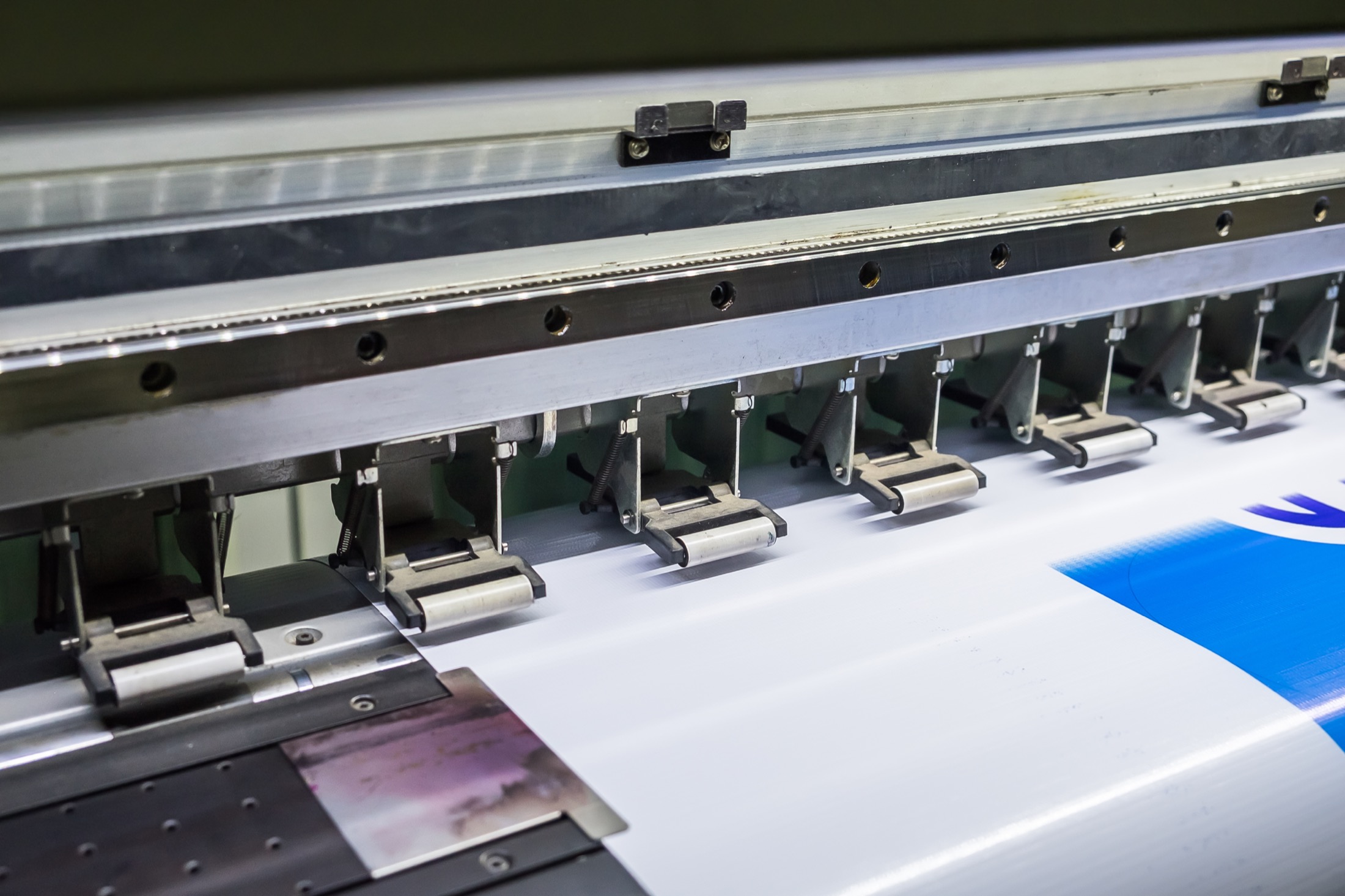 Stampante grande formato durante la produzione su supporto flessibile